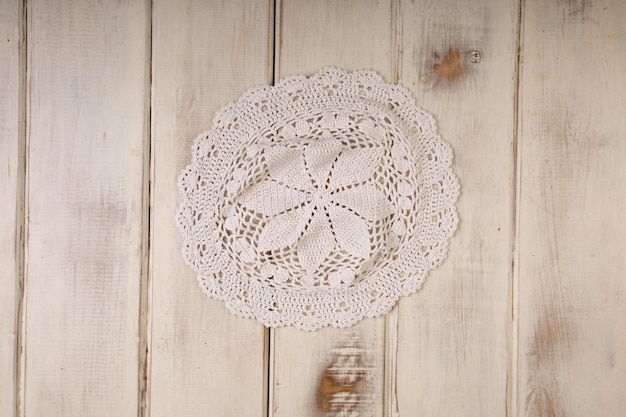 haftowana serweta na drewnianym stole